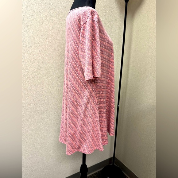 LuLaRoe Pink floral asymmetrical hem Short Sleeve T-Shirt size Medium - Picture 4 of 8